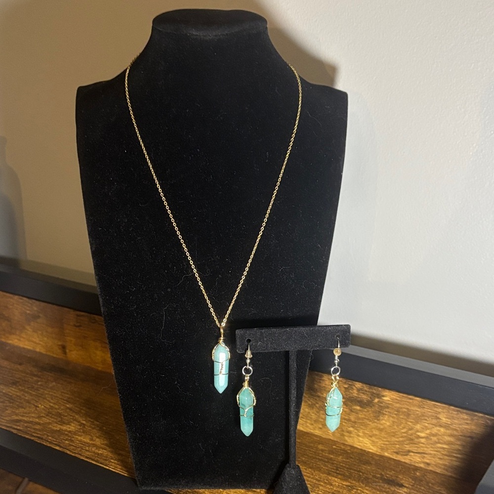 Elegant Turquoise Pendant Necklace and Earring Set